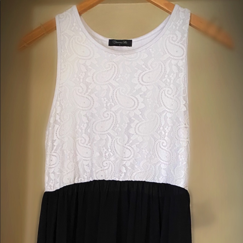 B&W lace detail on top maxi dress with pockets!